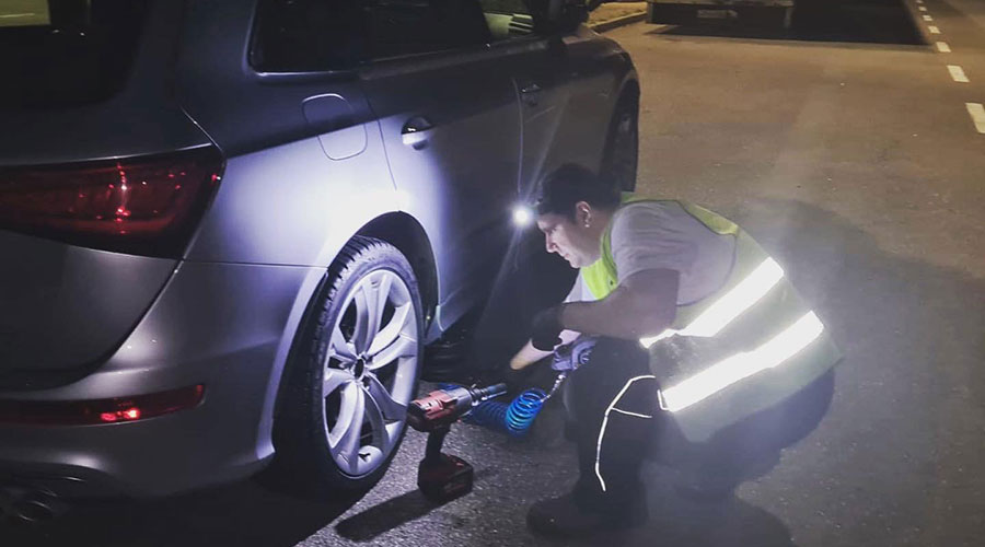 24h Reifenpannendienst in Tuttlingen bei einer Reifenpanne.  24h Notruf +49 (0) 176 862 897 26